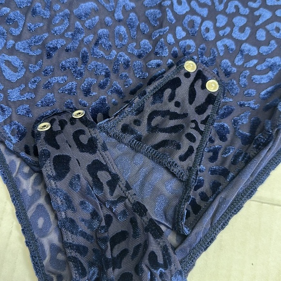 Bardot Adoni Blue Leopard Women’s Bodysuit Size 8 Mock Neck Velvet Long Sleeve - Picture 9 of 11